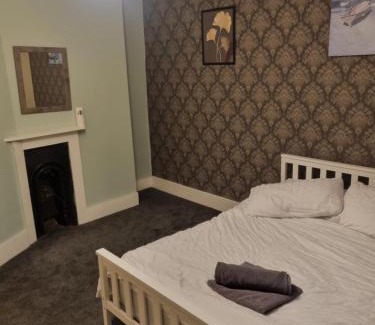 Maidstone Apartment | Maidstone 3bedroom free sports channels, parking sleeps 7
