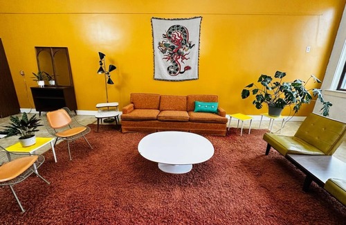 Inglefield Apartment | Main St. MCM Loft: Walk to Ford Center, Victory Theatre, Old National & More!