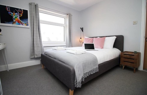 Cathays House | Maindy House - Home close to City Centre + parking
