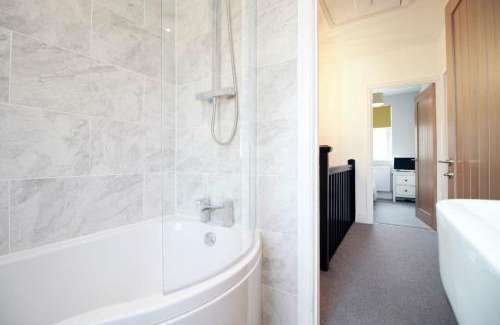 Cathays House | Maindy House - Home close to City Centre + parking