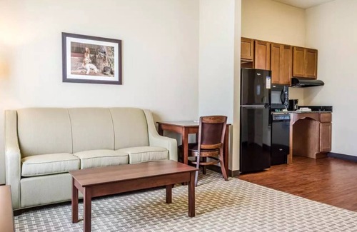 Hackberry Hotel | MainStay Suites Hackberry Sportsman's Lodge