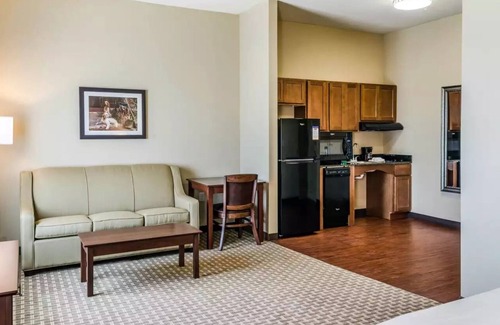 Hackberry Hotel | MainStay Suites Hackberry Sportsman's Lodge