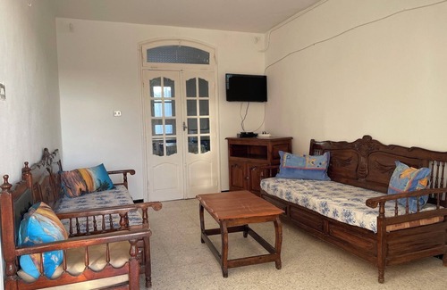 Al Marsa House | Maison élégante S+2 près de la plage : un havre de paix.