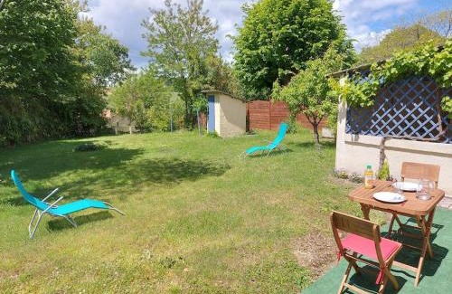 Aubeterre-sur-Dronne House | Maison 2 chambres- grand jardin-WIFI - au cœur du village AUBETERRE -visites- conciergerie J&N
