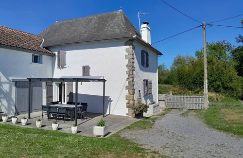 Charritte-de-Bas House | Maison Atypique de 4 Chambres Avec un Grand Jardin Sécurisé