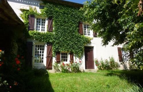 Genouillac House | Maison chaleureuse à Terres-de-Haute-Charente avec jardin
