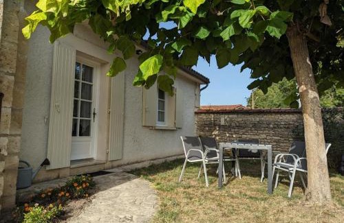 Vindelle House | Maison charentaise rénovée avec jardin privé, proche d'Angoulême et activités en bord de Charente - FR-1-653-208