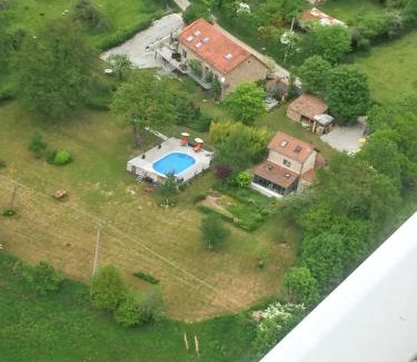 Chenerailles - Auzances - Bellegarde et Haut Pays Marchois House | Maison charmante à Charron avec piscine partagée