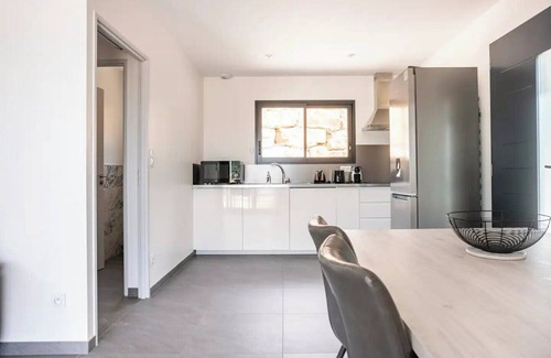Saint-Martin-d'Ardeche House | Maison D'aaron, 4 Personnes Avec Piscine Commune a Deux Logements