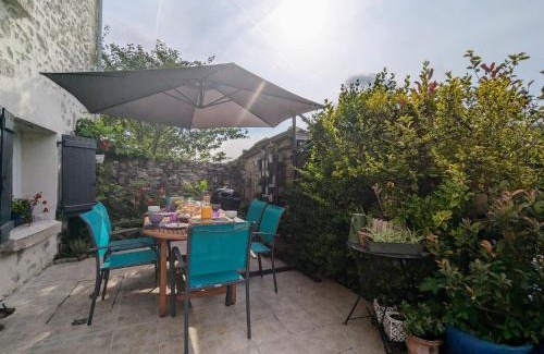 Saint-Victor-sur-Arlanc Bed & Breakfast | Maison d'hôtes rénovée avec table d'hôte dans la campagne Altiligérienne - FR-1-582-522