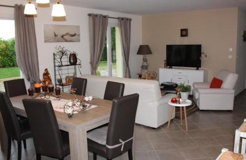 Neuvic House | Maison de charme avec terrasse, jardin et équipements complets, à 2 km de Neuvic - FR-1-616-110