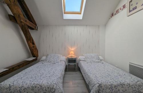 Perassay House | Maison de charme en pierre avec terrasse privative, grand terrain, jeux pour enfants, proche activités nautiques - FR-1-591-172