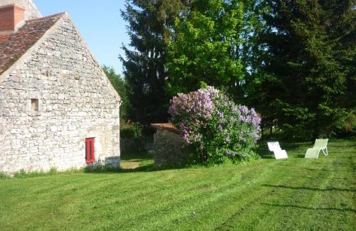 Ebreuil House | Maison de ferme rénovée en pierre avec jardin, cheminée, WIFI, équipements bébé, animaux acceptés - FR-1-489-19