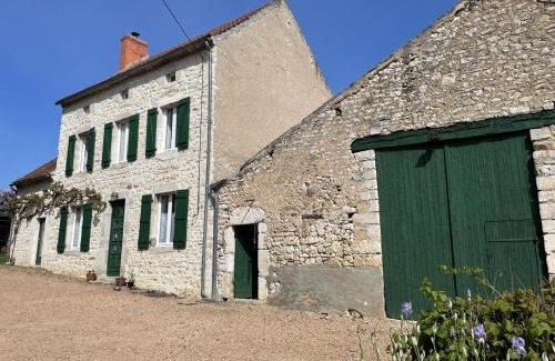 Ebreuil House | Maison de ferme rénovée en pierre avec jardin, cheminée, WIFI, équipements bébé, animaux acceptés - FR-1-489-19