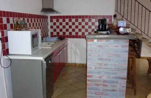 Ebreuil House | Maison de ferme rénovée en pierre avec jardin, cheminée, WIFI, équipements bébé, animaux acceptés - FR-1-489-19