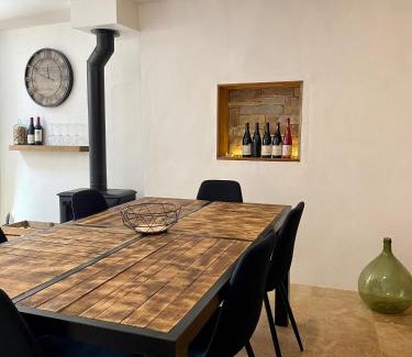 Saint-Paulet-de-Caisson Apartment | Maison de village
