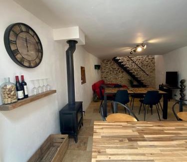 Saint-Paulet-de-Caisson Apartment | Maison de village