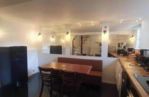 Fontainebleau House | Maison de Vincent, right in the center of town, at the foot of Rue des Restaurants.