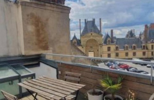Fontainebleau House | Maison de Vincent, right in the center of town, at the foot of Rue des Restaurants.