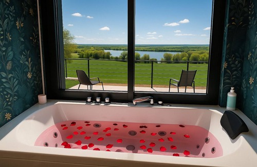 Jayat House | Maison du lac, 1h from Lyon and Genèves, Jacuzzy, swimming pools, magnificent lake view.