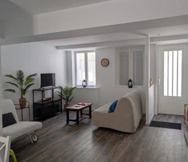 Seurre Apartment | Maison en pierre, calme, cour privée, bord de Saône