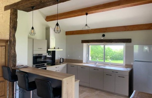 Pern House | Maison en Pierre Situé au Milieu des Champs de blé
