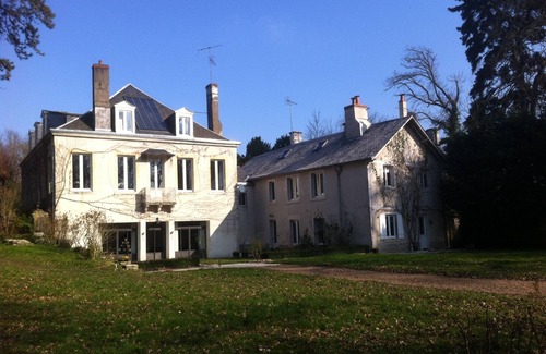 Saint-Jean-le-Blanc Apartment | Maison l'Amérique welcome you to one of their room. Dogs are also welcomed