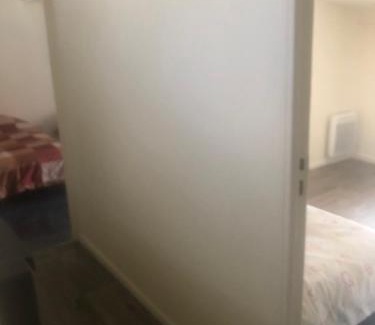 Stains House | Maison POUR OUVRIERS seulement PAS DE TOURISME, NI FAMILLE