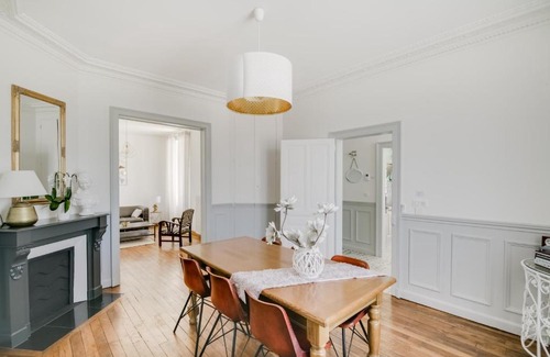 Robert-Espagne House | Maison Qui s'y frotte s'y pique