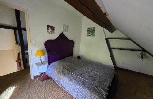 Devay Apartment | maison volet rouge