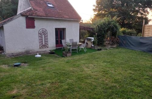 Devay Apartment | maison volet rouge