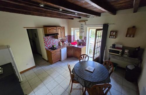 Devay Apartment | maison volet rouge