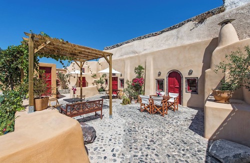 Finikia House | Maisonette in the traditional village of Finikia, 15min walk from Oia.