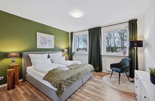 Moelln Apartment | MAISUITES Sperling - Zentrale Ferienwohnung mit Boxspringbett, Kaffeevollautomat, WLAN & seitlichem Seeblick