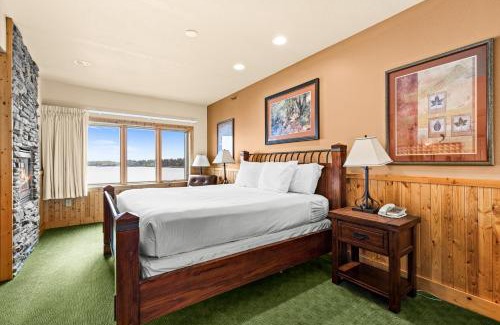 Two Harbors Apartment | Majestic Lake Views King Suite, 2 Queen Beds and Heated Pools