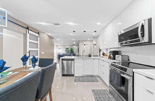 Golden Glades Villa | Majestic Miami Villa/Beaches/12Bds/HEATED POOL/Jacuzzi/GAME ROOM/BBQ/Wifi