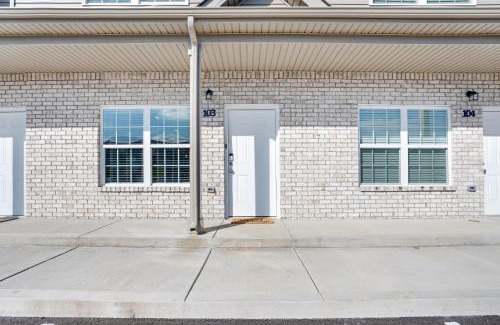 Clarksville Apartment | Make Lemonade in luxury w king bed and free parking plus 40 minutes to Nashville
