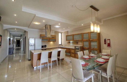 Gzira Apartment | Make your holiday worthwhile at this fabulous accommodation just a minute away from Sliema ferries