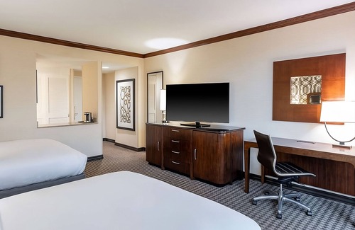 Alexandria West Hotel | Make Your Trip More Enjoyable! 2 Relaxing Units, Pool, Parking, Pets Allowed!