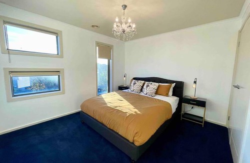 Maribyrnong House | Mako House - Modern, Upscale and Great for Large Families!