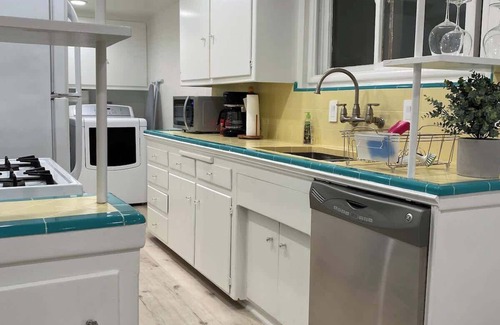 El Porto Apartment | Manhattan Beach Beachfront Charming On The Strand