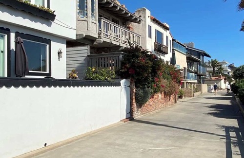El Porto Apartment | Manhattan Beach Beachfront Charming On The Strand