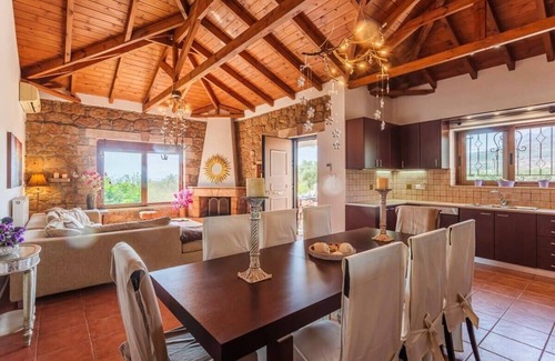 Riglia Apartment | Mani's Aura Seaside-Spacious Summer Retreat