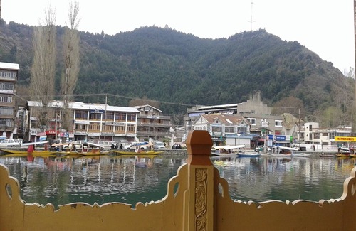 Dal Lake Boat Rental | Manila Groups of Houseboats