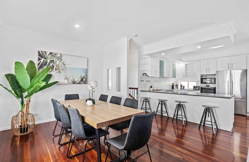 Manly House | Manly Oasis 5BR - 3 King Beds, Pool, BBQ