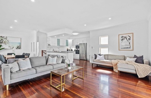 Manly House | Manly Oasis 5BR - 3 King Beds, Pool, BBQ