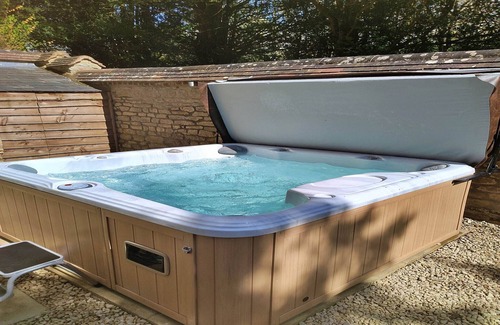 Yardley Gobion House | Manor Retreat near Milton Keynes with Hot Tub