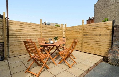 Exeter House | Maple House (Sleeps 7) - Short Stays UK Ltd
