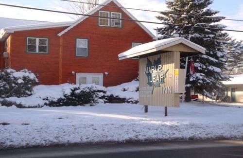 Lake Placid Hotel | Maple Leaf Inn - Lake Placid provides Two double bed suite