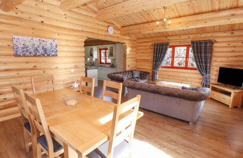 Castle Bytham Cottage | MAPLE LODGE, family friendly, with pool in Greetham, Rutland